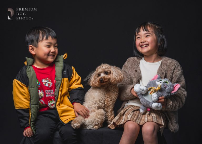 子ども2人とトイプードルの家族写真