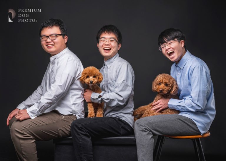 3人の男性と2匹のトイプードル