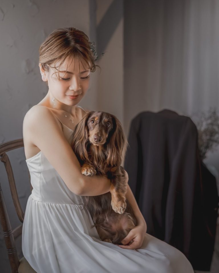 愛犬を抱いたウェディングドレス姿の花嫁(AMOIRA PORTRAIT)