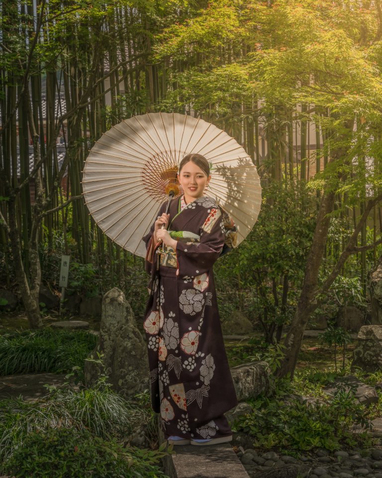 竹林の庭園で和傘を手にした振袖姿の女性(振袖ロケーションフォト)