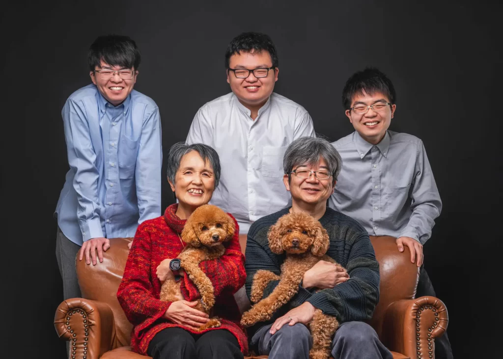 愛犬と三世代のご家族の記念写真